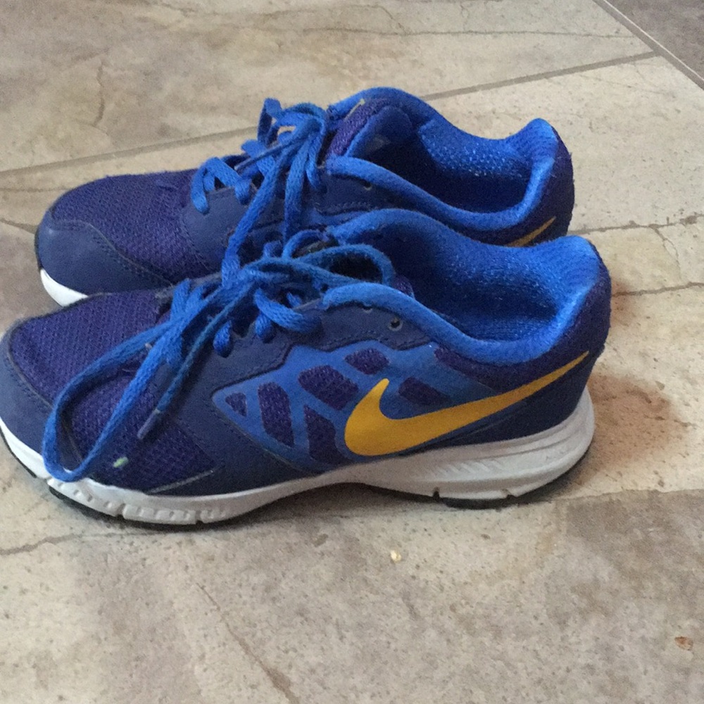 Nike boys tennis shoes. Size 13